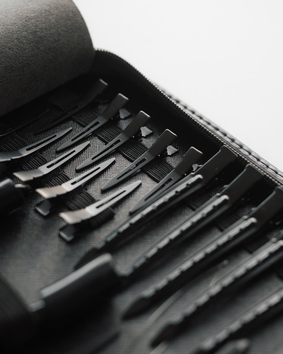 Hair Tool Kit, Nahaufnahme der Trennclips im Case