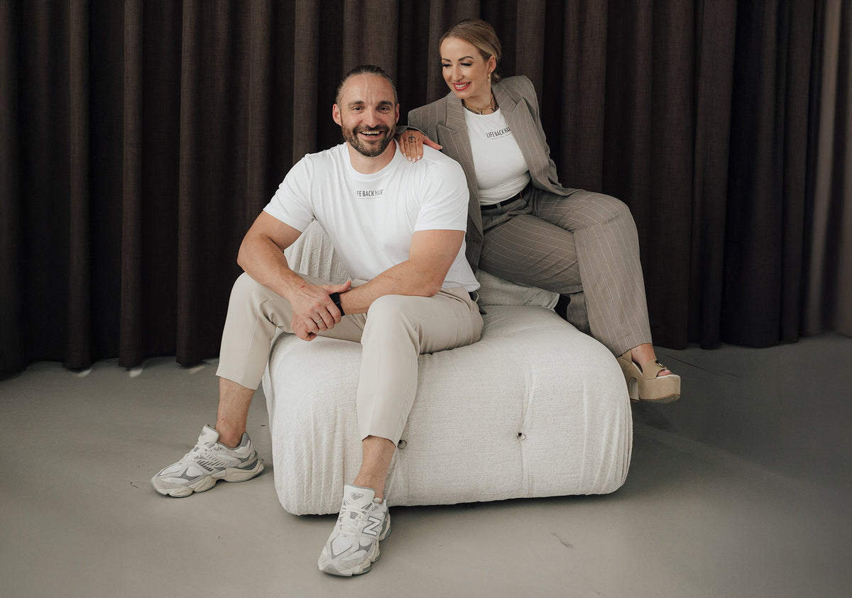 Jennifer und Michael, die Gründer:innen von LIFEBACKHAIR®, gemeinsam im Portrait