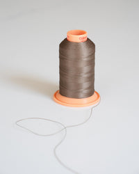 Fine Treat (Fäden), einzelne Spule dieser Farbe – Light Brown