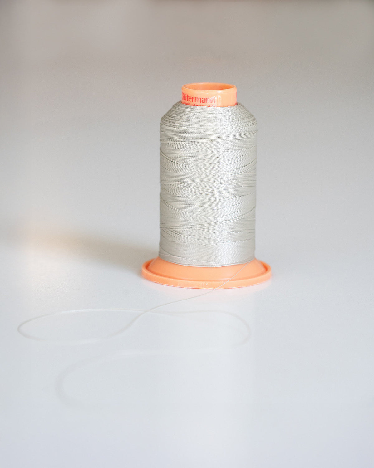 Fine Treat (Fäden), einzelne Spule dieser Farbe – Light Gray