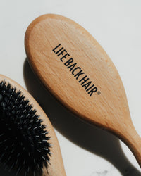 Hair Care Brush, Lifestyle-Nahaufnahme der Logo-Gravur