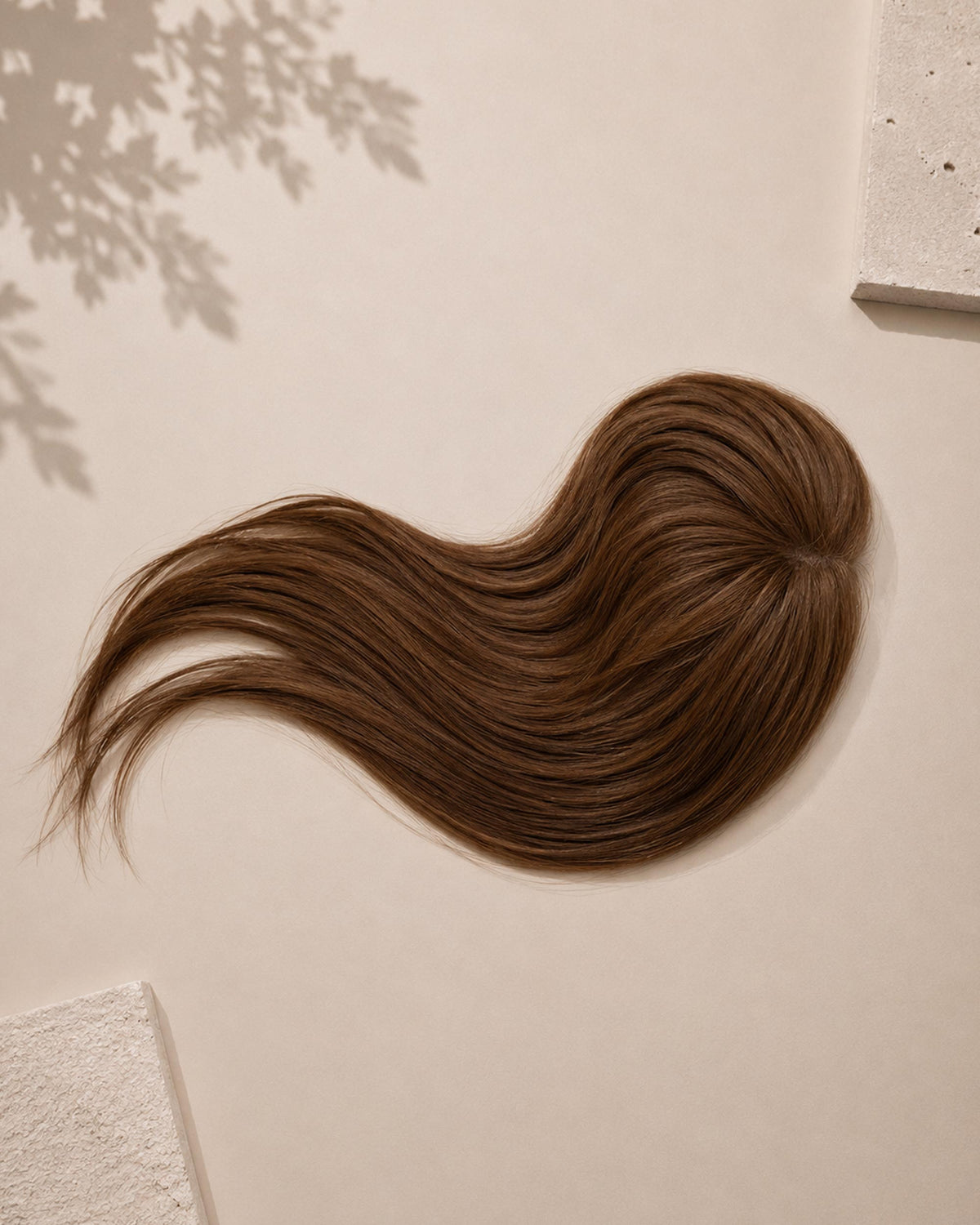 Lace Closure, Lifestyle-Aufnahme auf strukturierter Oberfläche – Chestnut Brown