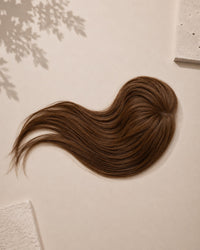 Lace Closure, Lifestyle-Aufnahme auf strukturierter Oberfläche – Chestnut Brown