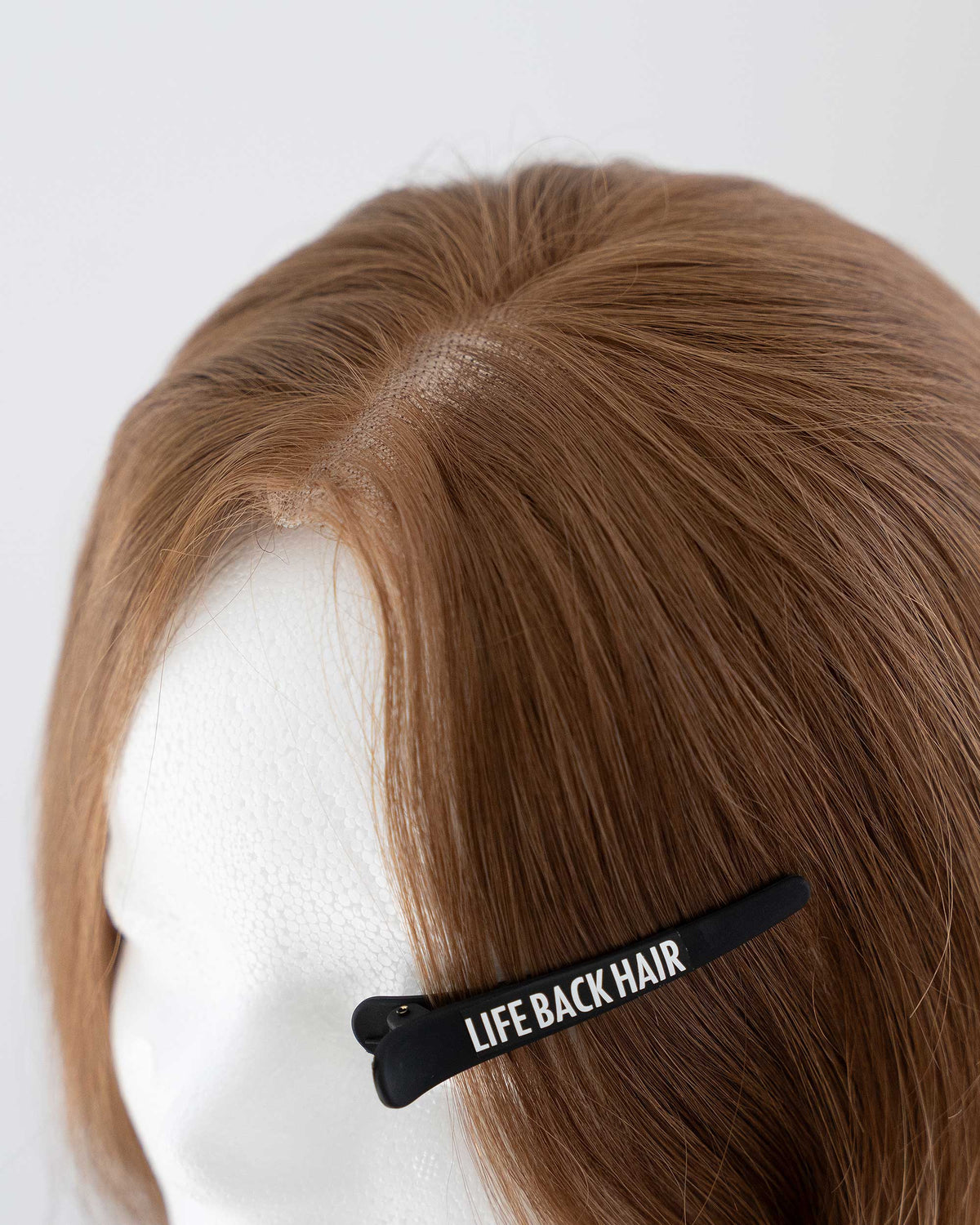 Lace Closure, getragen auf Kopfmodell, Nahaufnahme Ansatz – Chestnut Brown