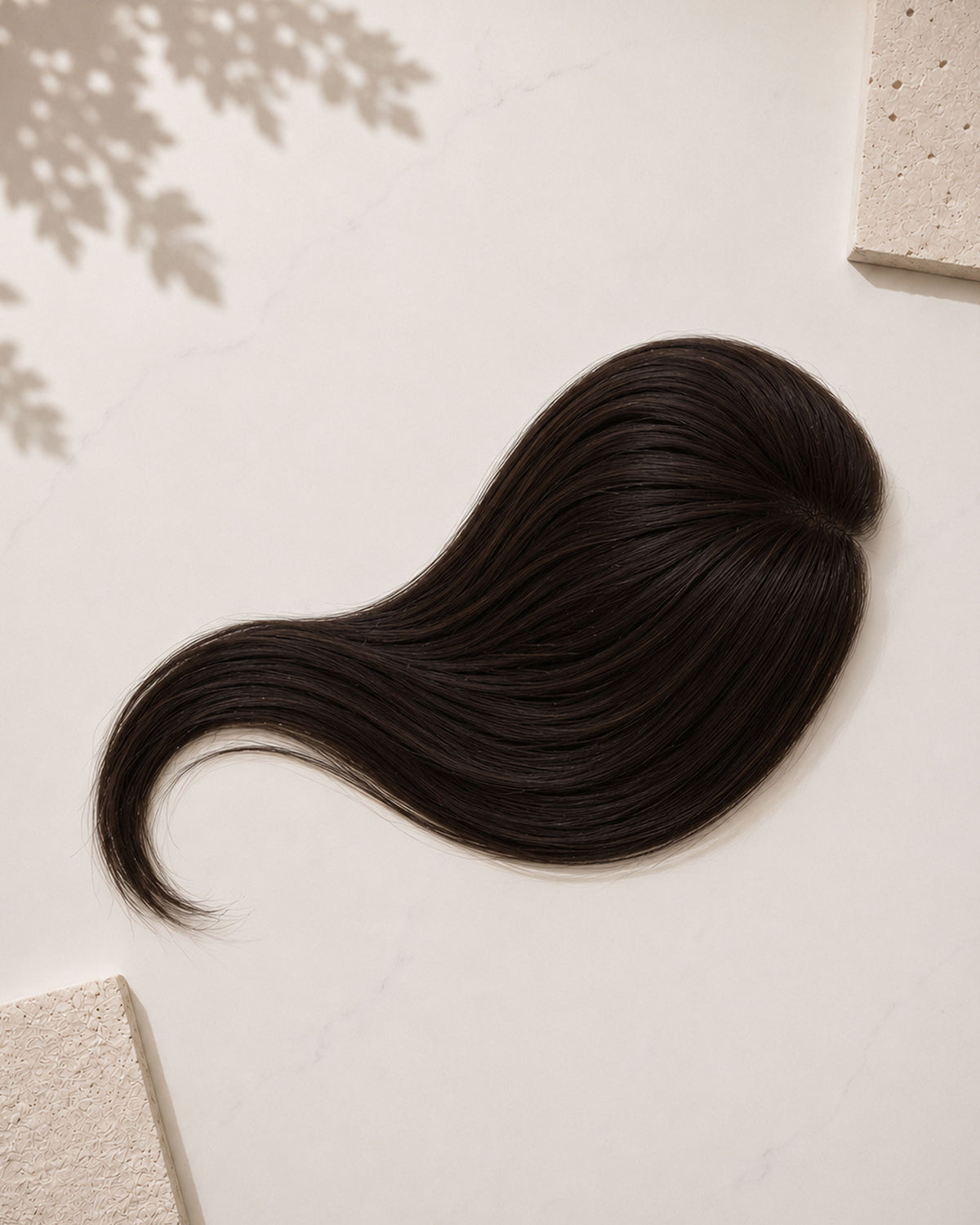 Lace Closure, Lifestyle-Aufnahme auf strukturierter Oberfläche – Espresso