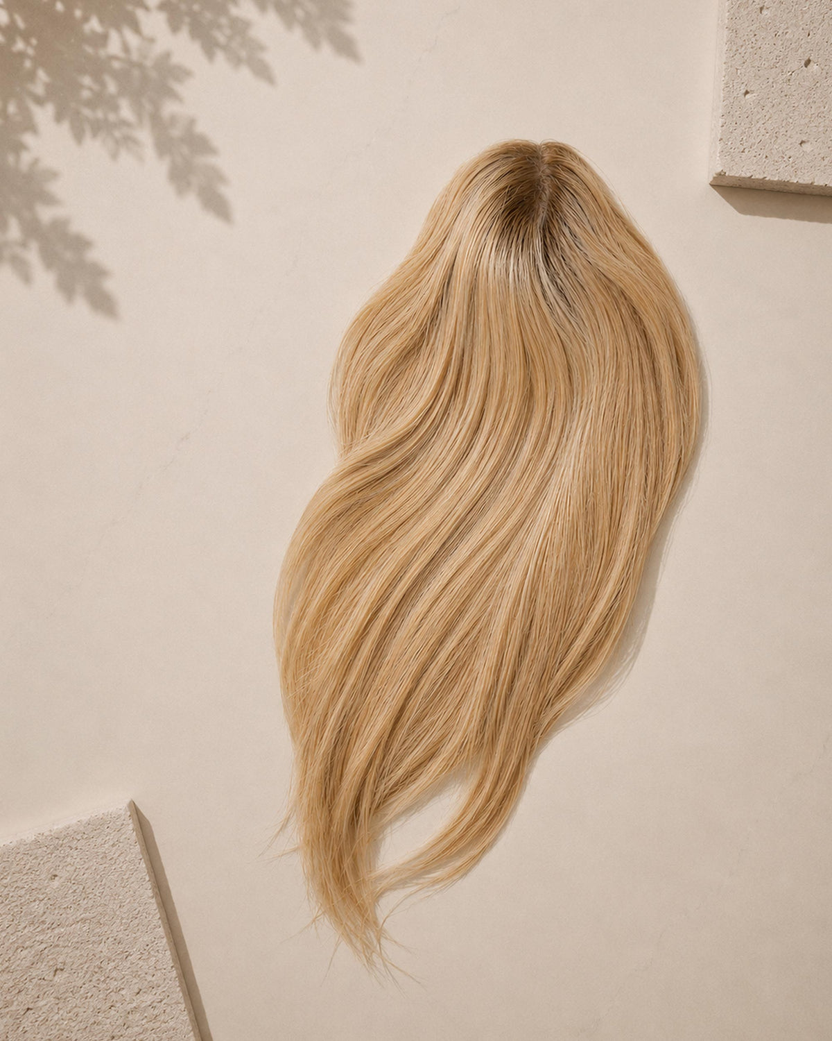 Lace Closure, Lifestyle-Aufnahme auf strukturierter Oberfläche – Honey Silk Blend