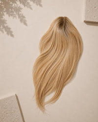 Lace Closure, Lifestyle-Aufnahme auf strukturierter Oberfläche – Honey Silk Blend