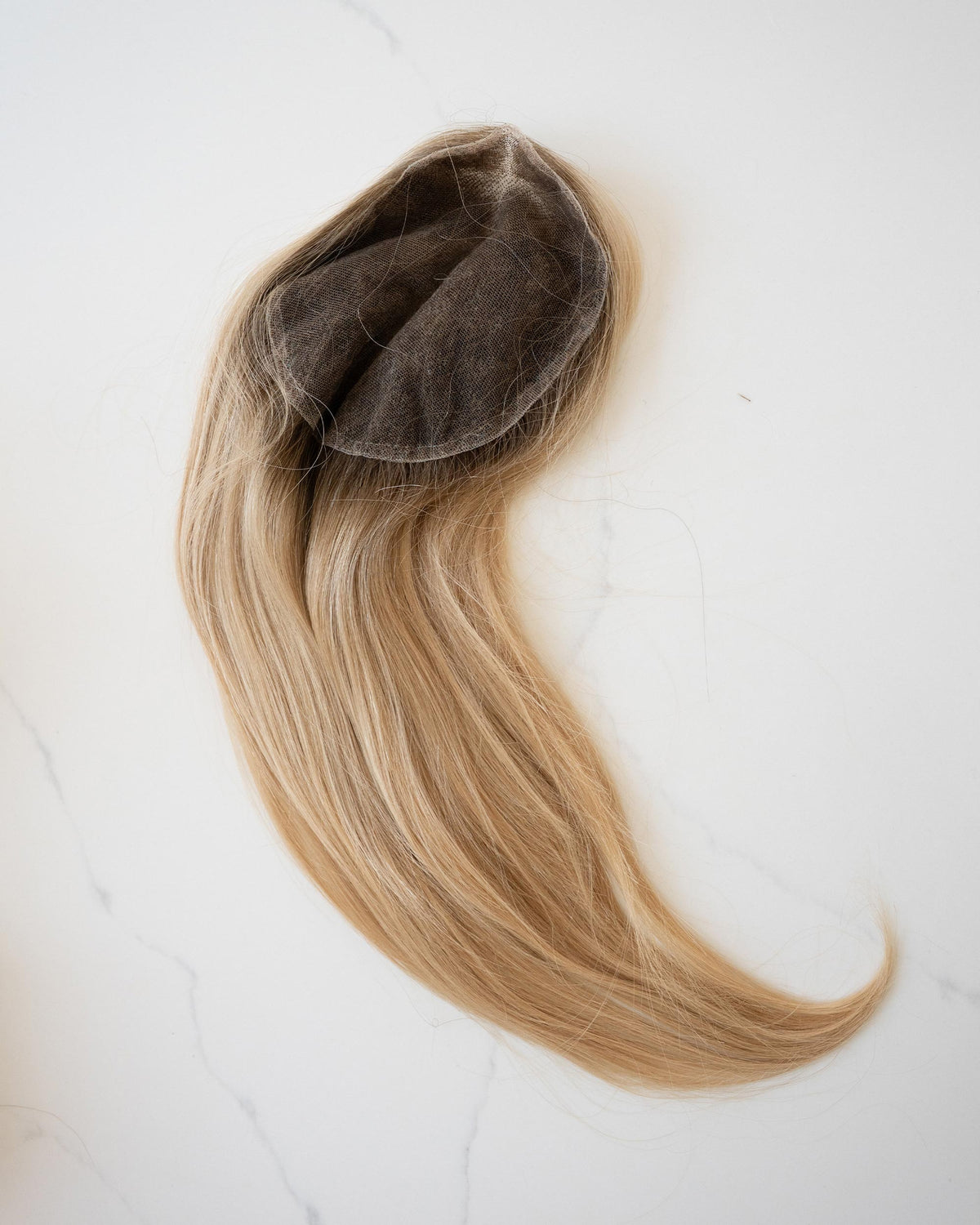 Lace Closure, Nahaufnahme der Spitzenbasis von der Seite – Honey Silk Blend
