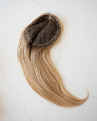 Lace Closure, Nahaufnahme der Spitzenbasis von der Seite – Honey Silk Blend