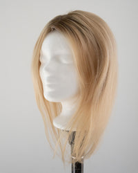 Lace Closure, getragen auf Kopfmodell, Nahaufnahme Ansatz – Honey Silk Blend