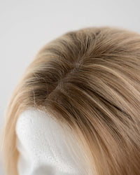 Lace Closure, getragen auf Kopfmodell, Gesamtansicht – Honey Silk Blend