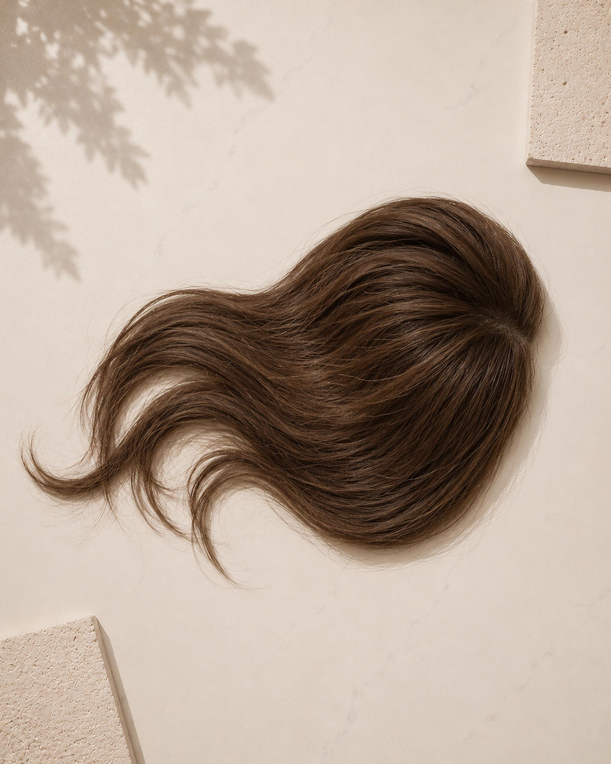 Lace Closure, Lifestyle-Aufnahme auf strukturierter Oberfläche – Mocha Velvet