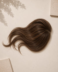 Lace Closure, Lifestyle-Aufnahme auf strukturierter Oberfläche – Mocha Velvet