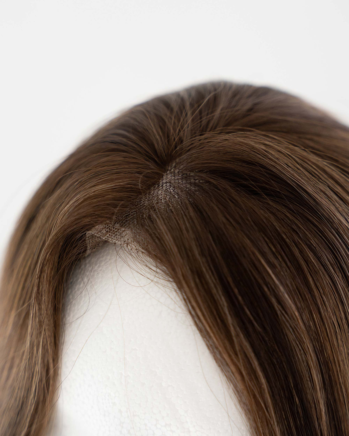 Lace Closure, getragen auf Kopfmodell, Nahaufnahme Ansatz – Mocha Velvet