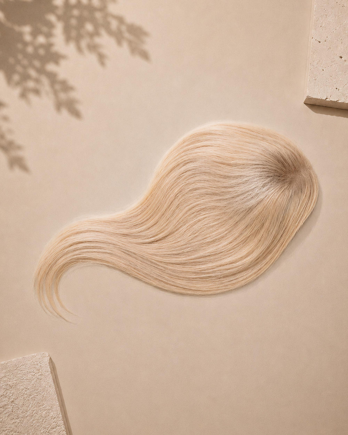 Lace Closure, Lifestyle-Aufnahme auf strukturierter Oberfläche – Pearl Ice Blonde