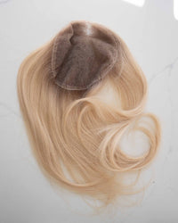 Lace Closure, Nahaufnahme der Spitzenbasis von der Seite – Pearl Ice Blonde