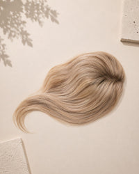 Lace Closure, Lifestyle-Aufnahme auf strukturierter Oberfläche – Vanilla Beige