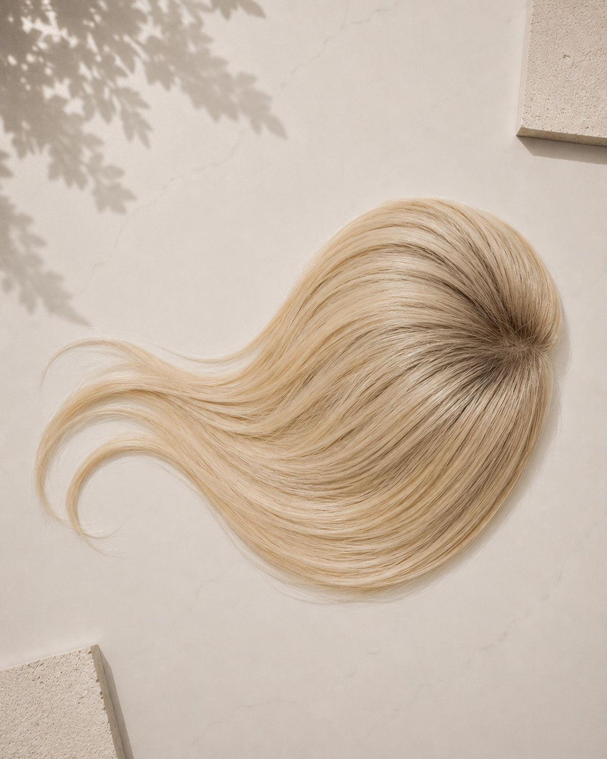 Lace Closure, Lifestyle-Aufnahme auf strukturierter Oberfläche – Vanilla Pearl Blonde