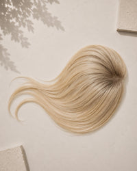 Lace Closure, Lifestyle-Aufnahme auf strukturierter Oberfläche – Vanilla Pearl Blonde