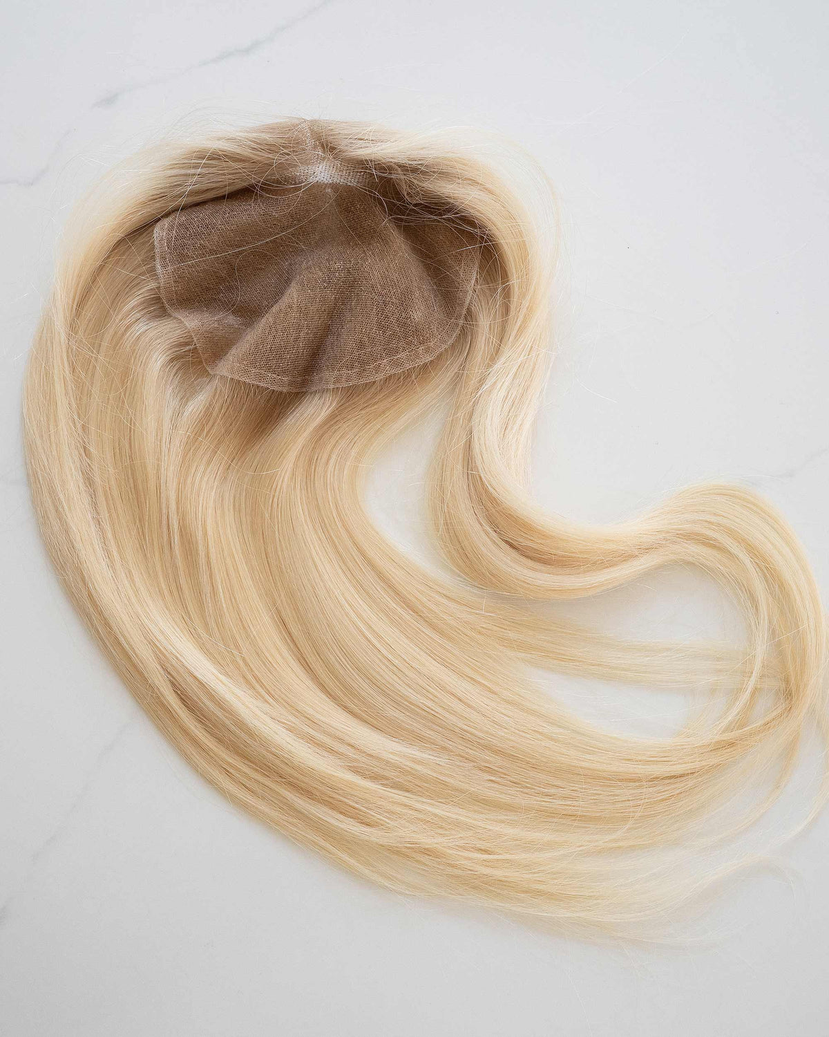 Lace Closure, Nahaufnahme der Spitzenbasis von der Seite – Vanilla Pearl Blonde