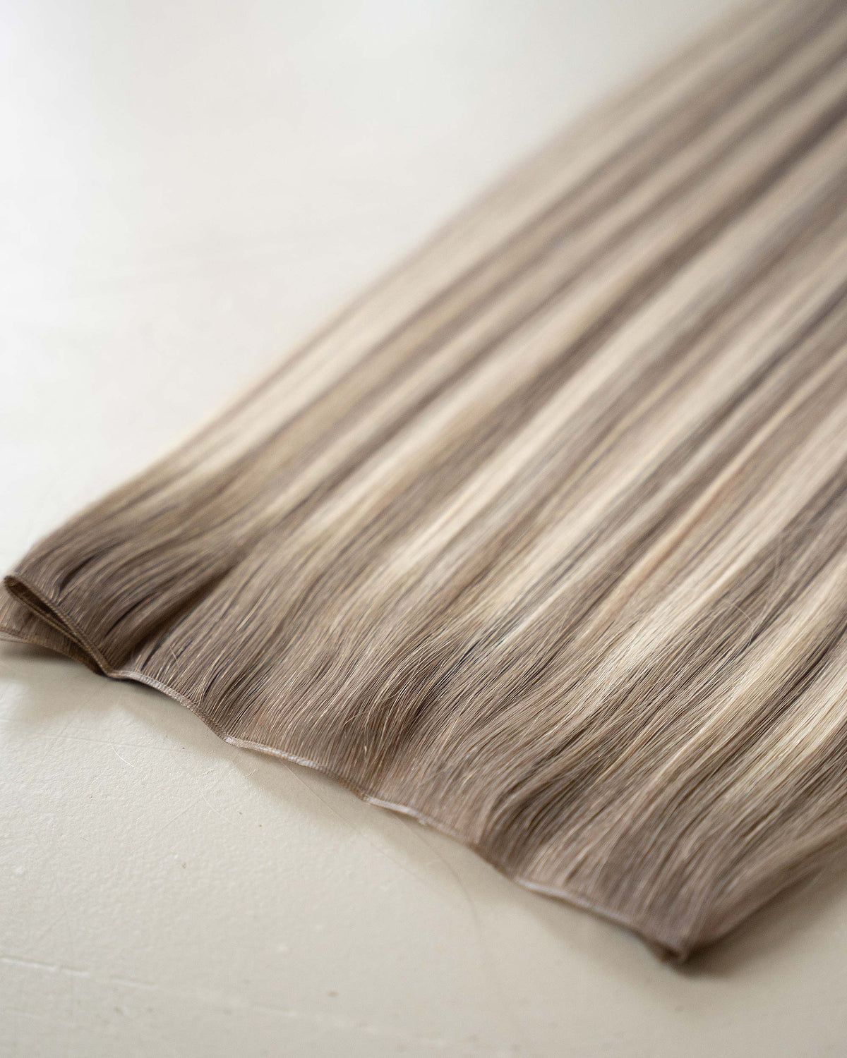 Premium Weft, Nahaufnahme der Haarspitzen – Arctic Pearl