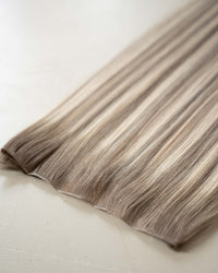 Premium Weft, Nahaufnahme der Haarspitzen – Arctic Pearl