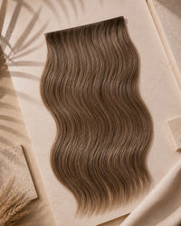 Premium Weft, Lifestyle-Aufnahme auf strukturierter Oberfläche – Ash Brown
