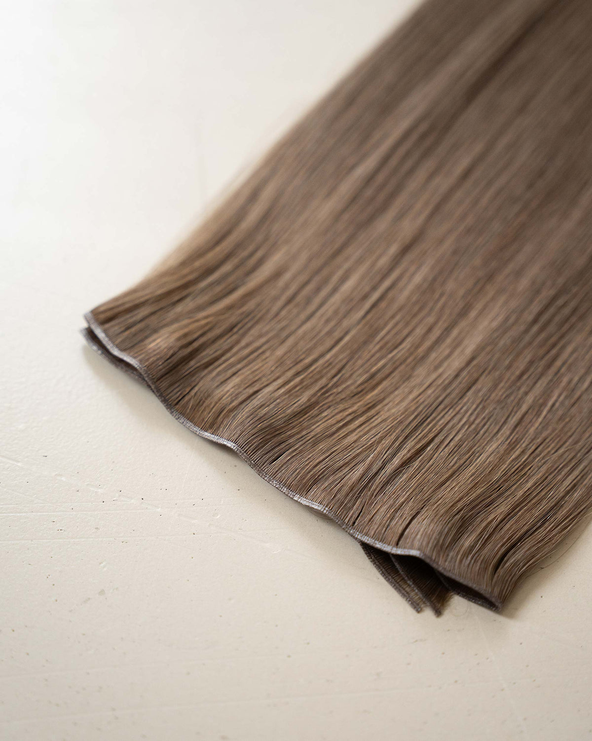 Premium Weft, Nahaufnahme der Haarspitzen – Ash Brown
