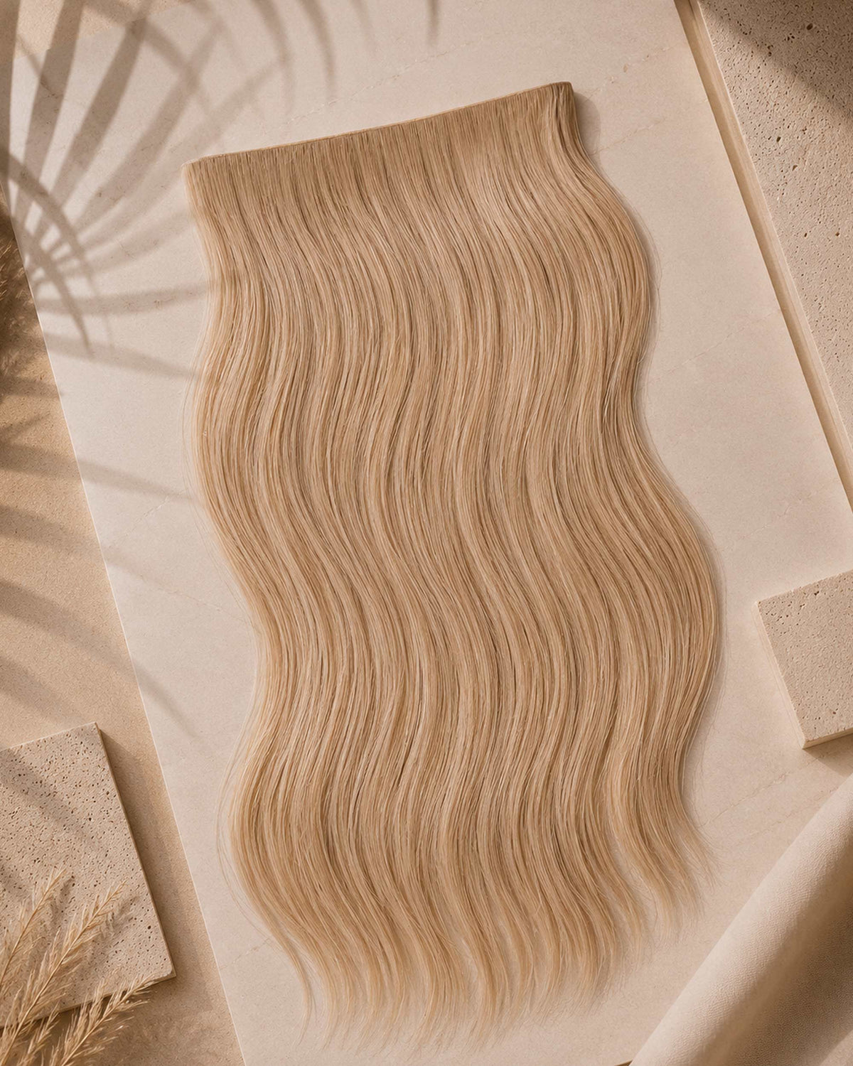 Premium Weft, Lifestyle-Aufnahme auf strukturierter Oberfläche – California Honey Blonde
