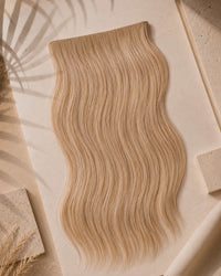 Premium Weft, Lifestyle-Aufnahme auf strukturierter Oberfläche – California Honey Blonde