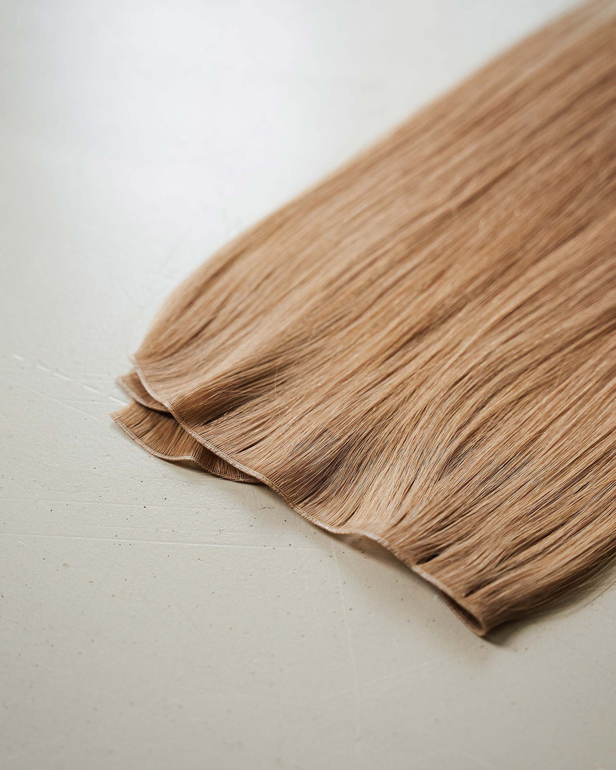 Premium Weft, Nahaufnahme der Haarspitzen – California Honey Blonde