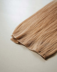 Premium Weft, Nahaufnahme der Haarspitzen – California Honey Blonde