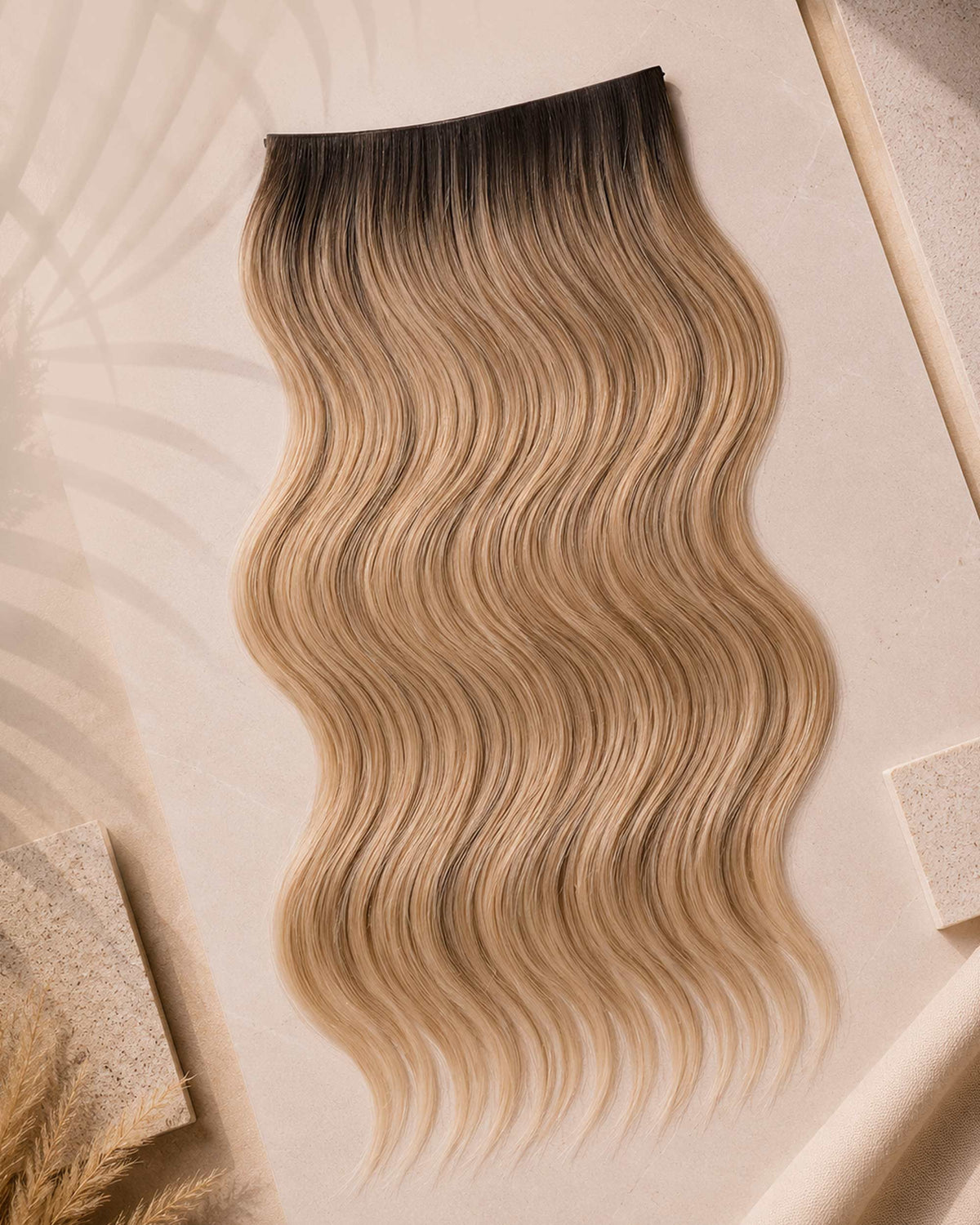 Premium Weft, Lifestyle-Aufnahme auf strukturierter Oberfläche – Caramel Latte