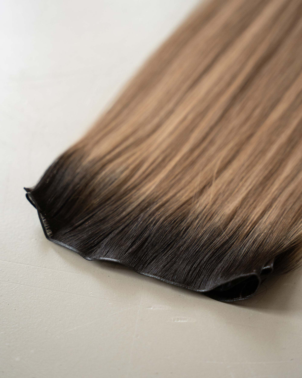 Premium Weft, Nahaufnahme der Haarspitzen – Caramel Latte