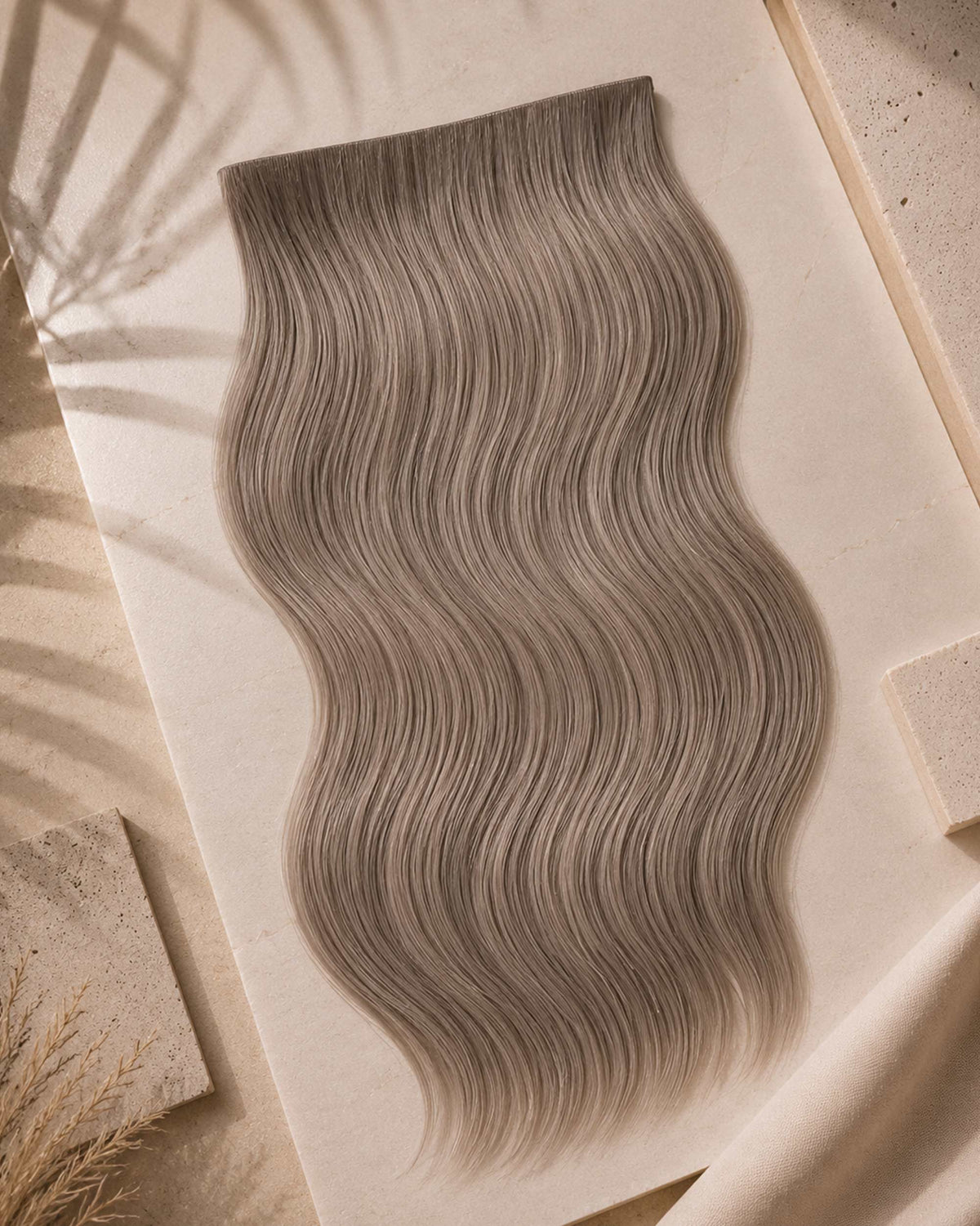 Premium Weft, Lifestyle-Aufnahme auf strukturierter Oberfläche – Cool Ash Brown