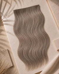 Premium Weft, Lifestyle-Aufnahme auf strukturierter Oberfläche – Cool Ash Brown