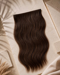 Premium Weft, Lifestyle-Aufnahme auf strukturierter Oberfläche – Dark Cookie