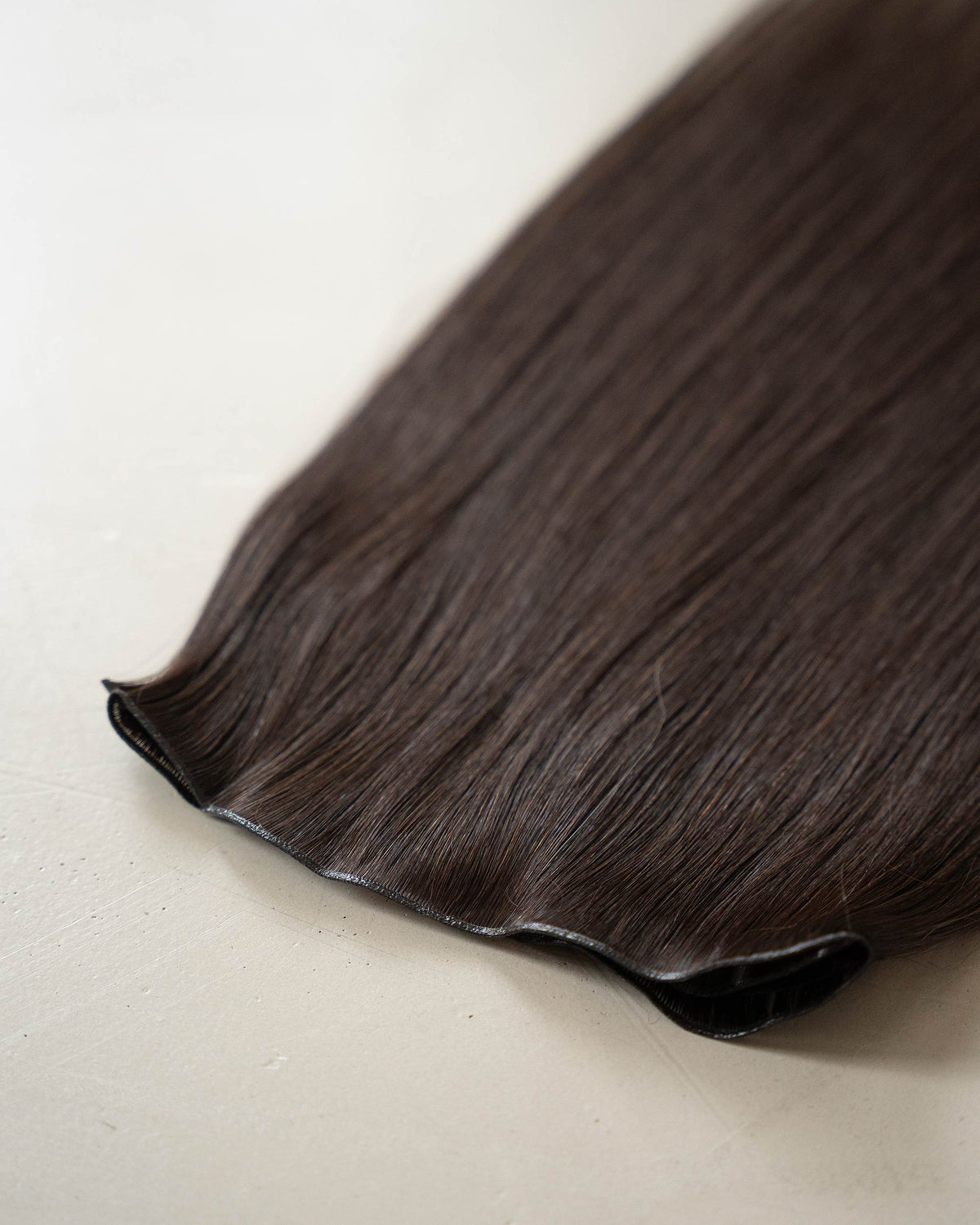 Premium Weft, Nahaufnahme der Haarspitzen – Dark Cookie