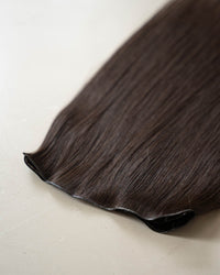 Premium Weft, Nahaufnahme der Haarspitzen – Dark Cookie