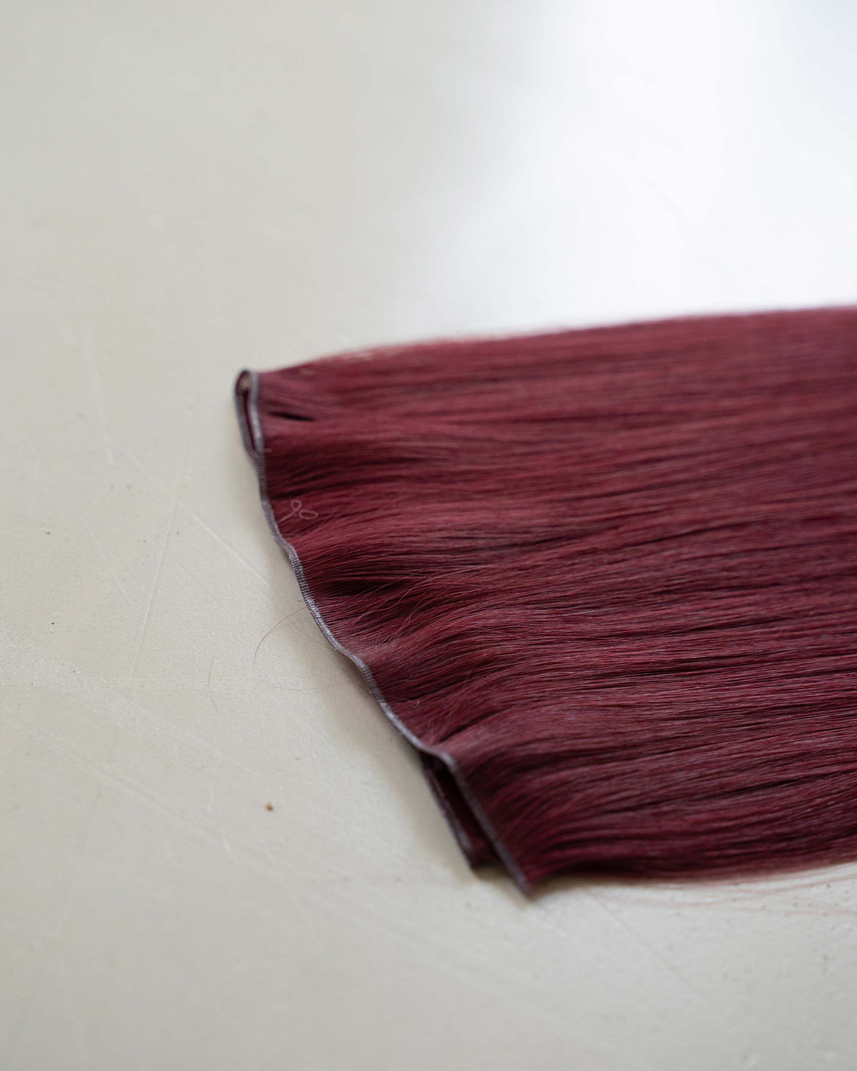 Premium Weft, Nahaufnahme der Haarspitzen – Deep Burgundy Cherry