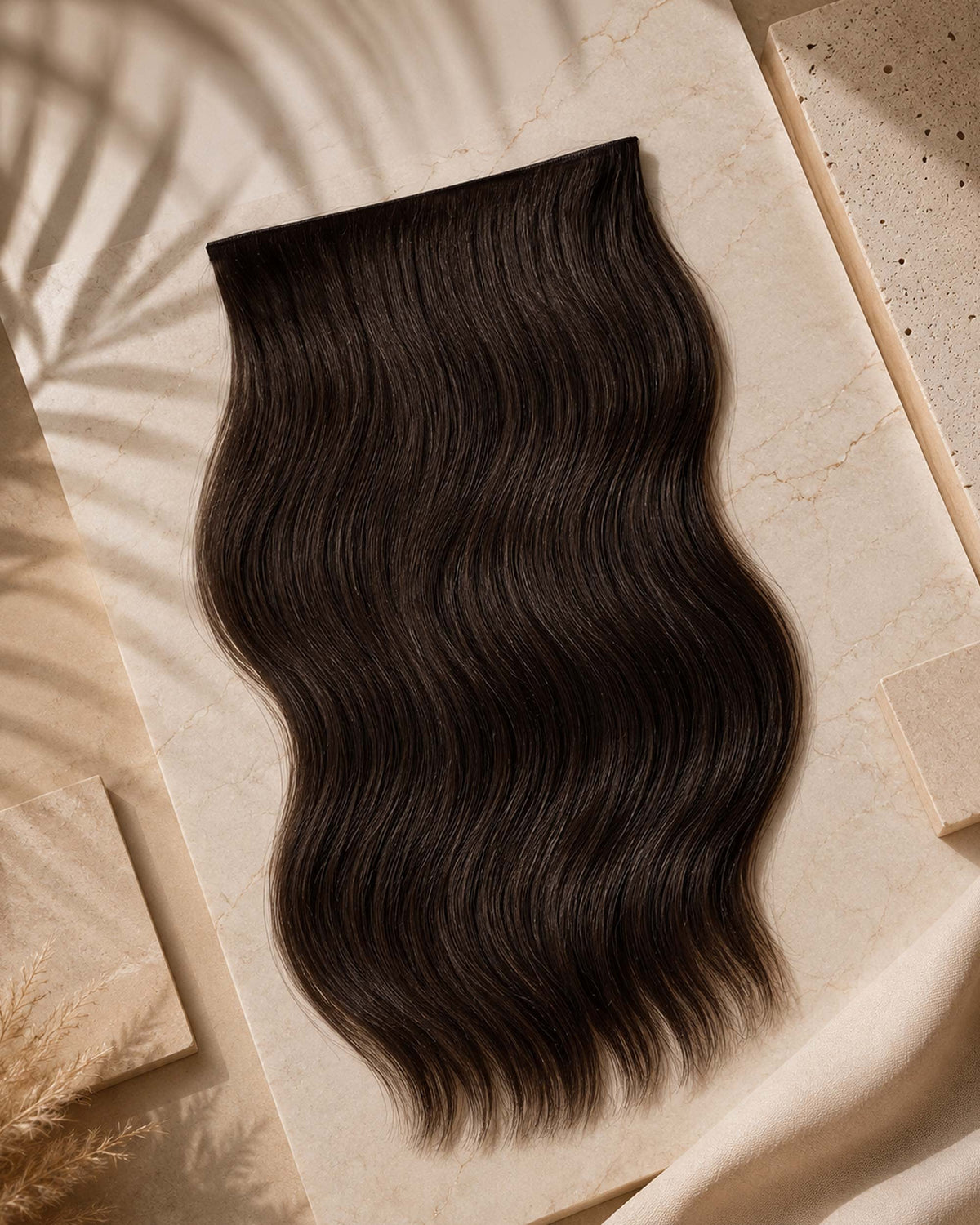 Premium Weft, Lifestyle-Aufnahme auf strukturierter Oberfläche – Espresso