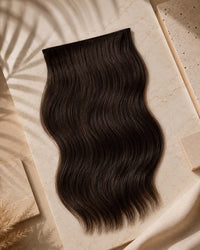 Premium Weft, Lifestyle-Aufnahme auf strukturierter Oberfläche – Espresso