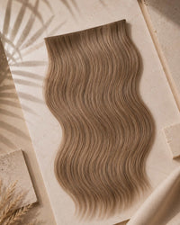 Premium Weft, Lifestyle-Aufnahme auf strukturierter Oberfläche – Hazelnut Brown