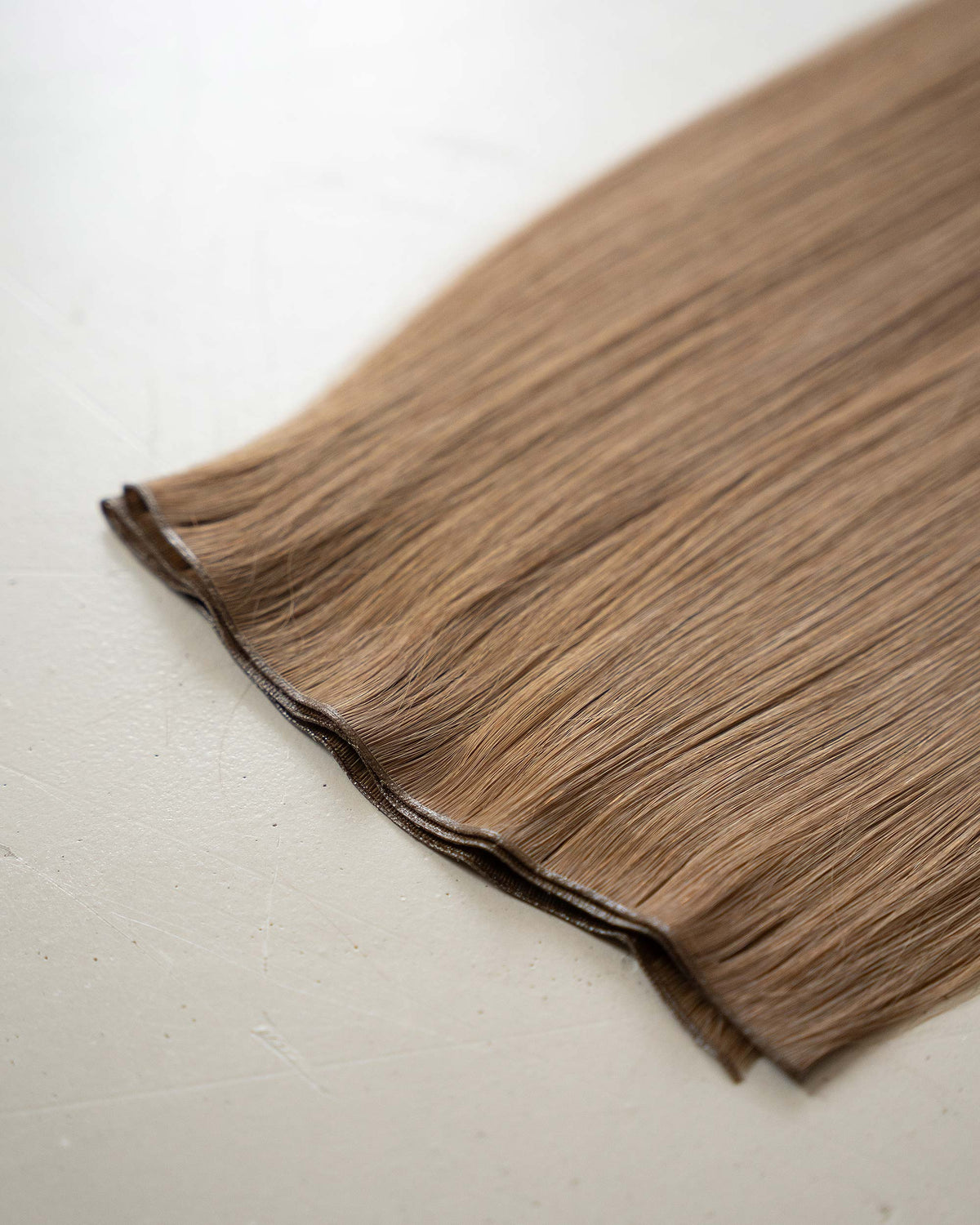 Premium Weft, Nahaufnahme der Haarspitzen – Hazelnut Brown