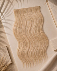 Premium Weft, Lifestyle-Aufnahme auf strukturierter Oberfläche – Honey Beige Blonde