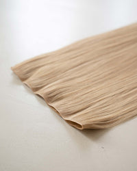 Premium Weft, Nahaufnahme der Haarspitzen – Honey Beige Blonde