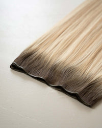 Premium Weft, Nahaufnahme der Haarspitzen – Honey Silk Blend