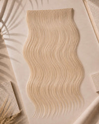 Premium Weft, Lifestyle-Aufnahme auf strukturierter Oberfläche – Icy Platinum Blonde