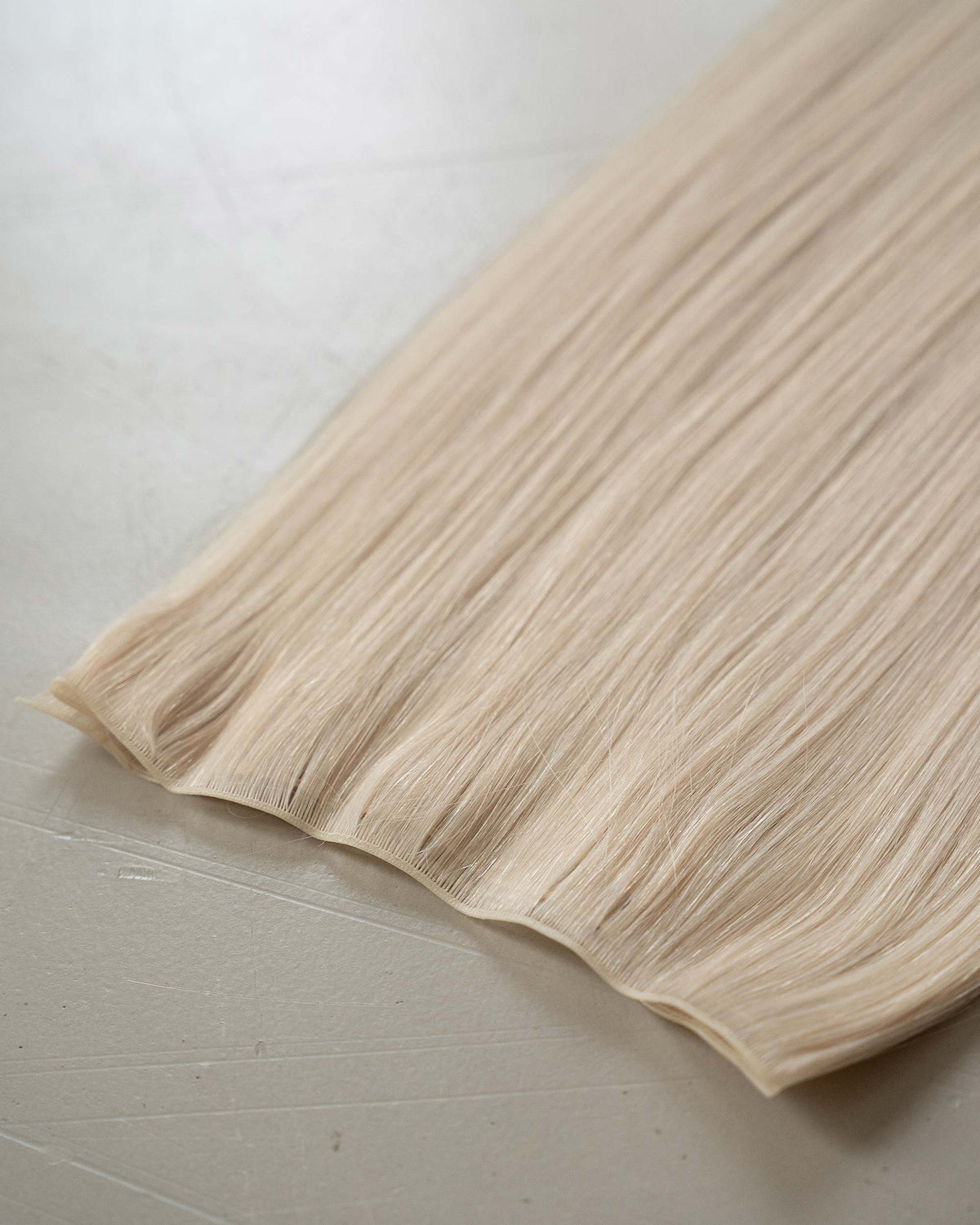 Premium Weft, Nahaufnahme der Haarspitzen – Icy Platinum Blonde