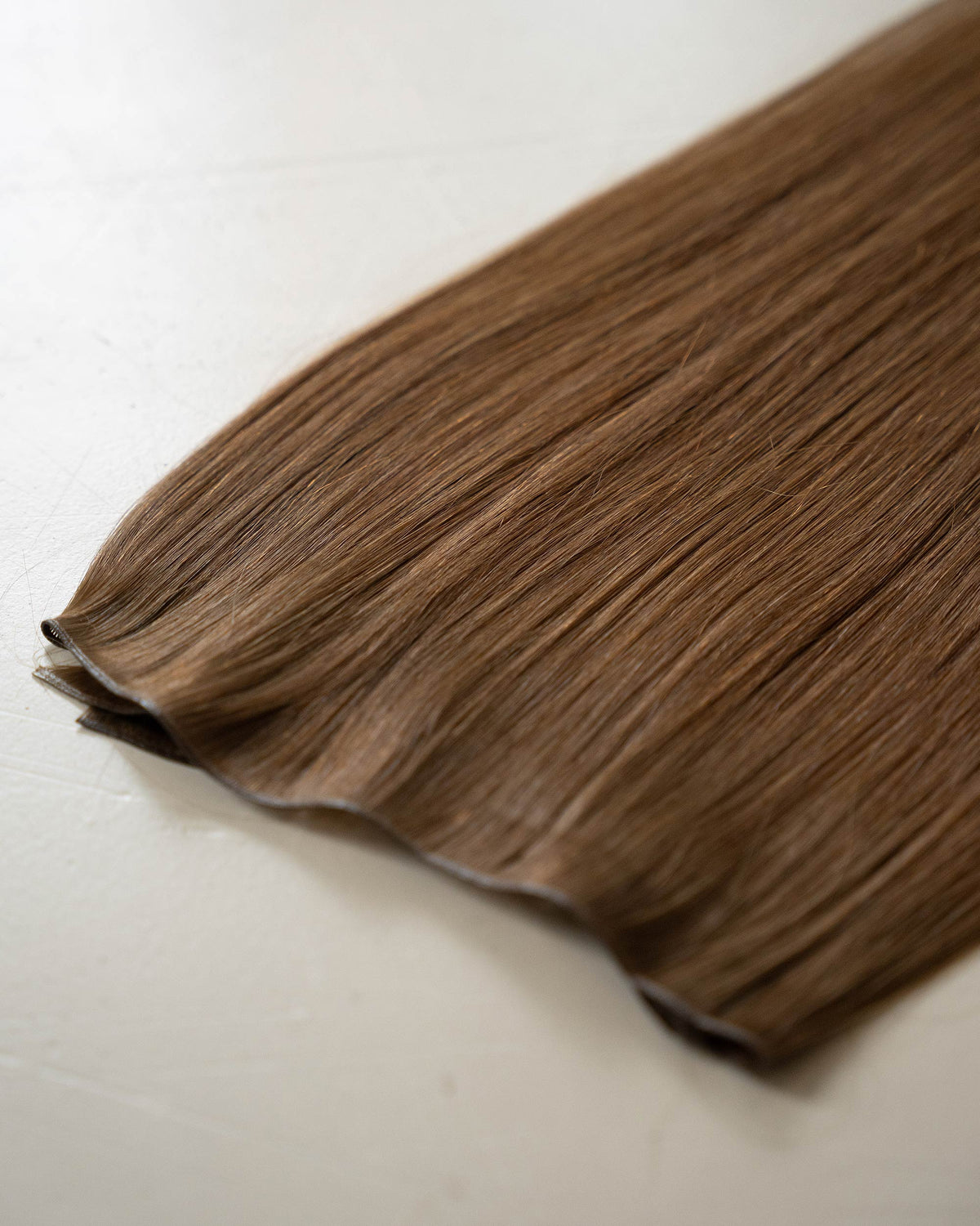 Premium Weft, Nahaufnahme der Haarspitzen – Medium Brown